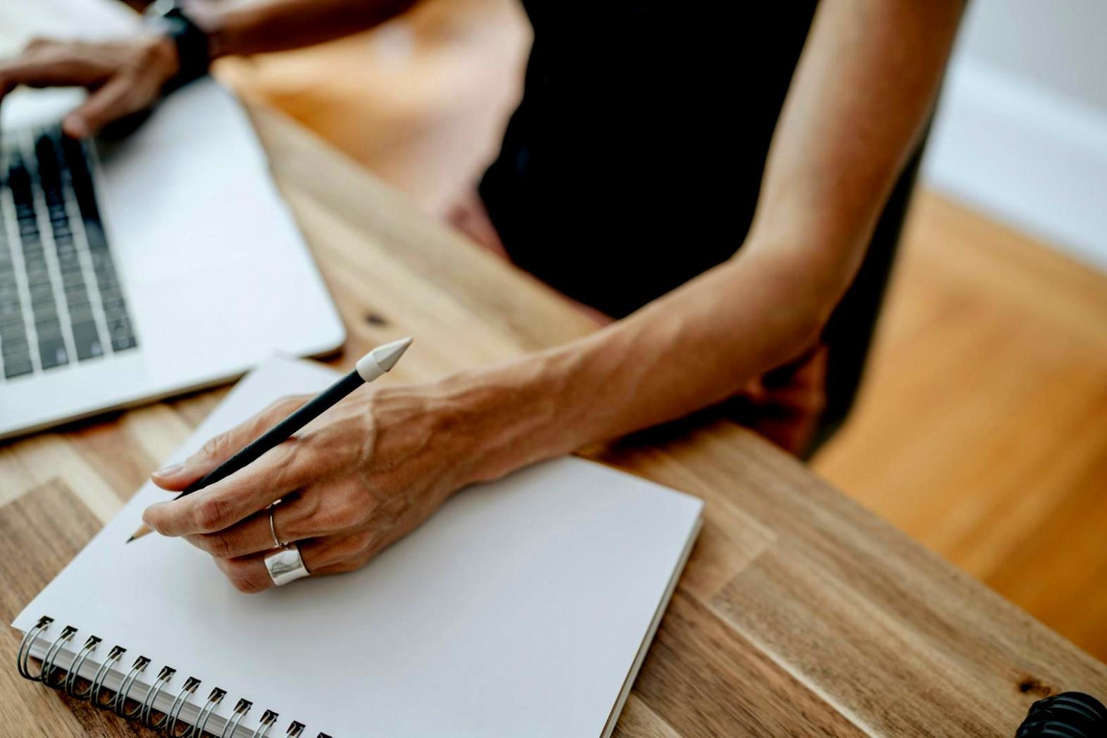 Personne travaillant sur son budget avec des documents financiers